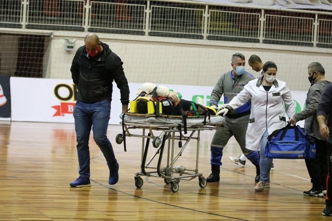 Genaro quebrou o braço em dois lugares. Foto: Juliano Schmidt/JEC Futsal