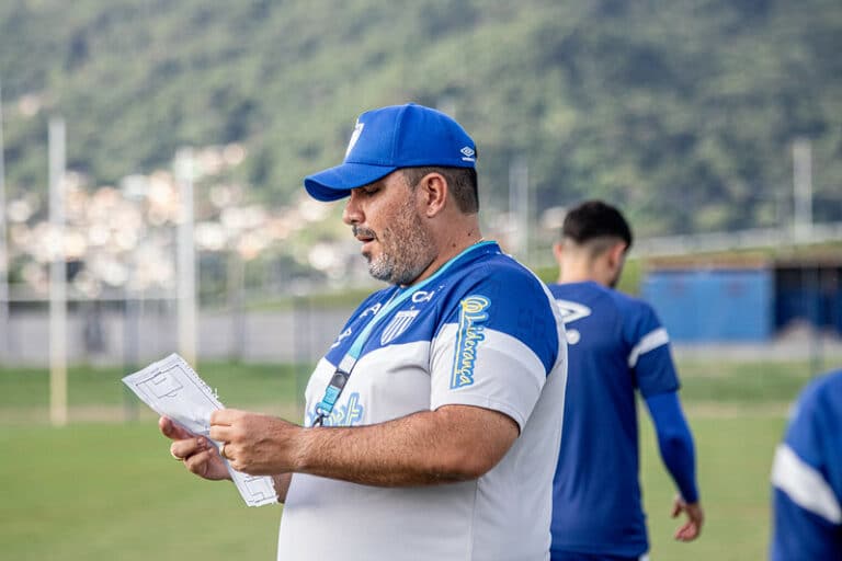 Técnico Eduardo Barroca e a lista dos jogadores